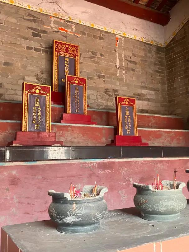 祠堂与迷信不能简单等同
       祠堂是华人社会重要文化象征，承载宗族荣耀与