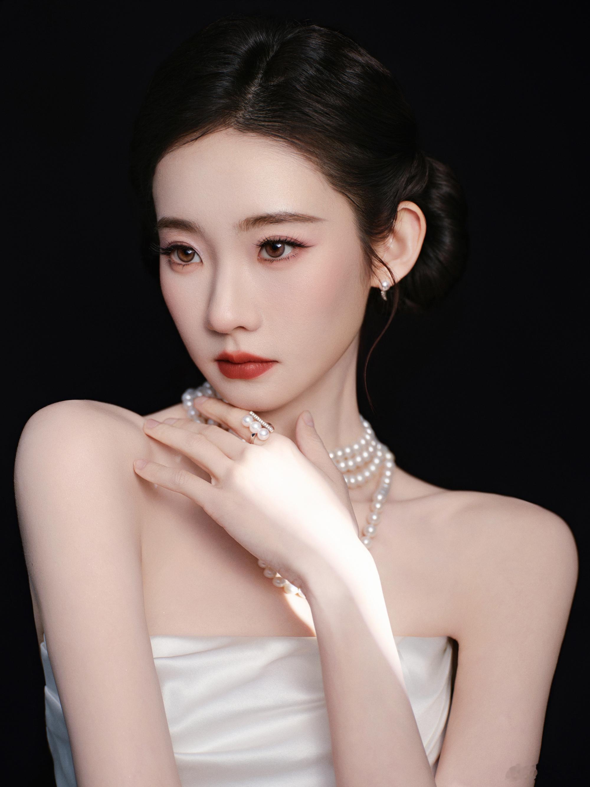 张艺凡 流苏帽造型张艺凡微博之夜出发图张艺凡微博之夜出发图来啦，白裙搭配流苏帽又