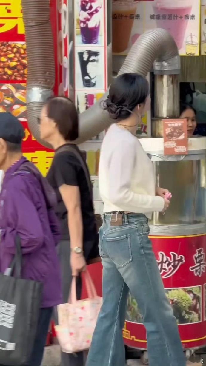 #王楚然线下是移动拍照景点# 针织开衫配牛仔裤，王楚然的穿搭太出挑，走过路过都忍
