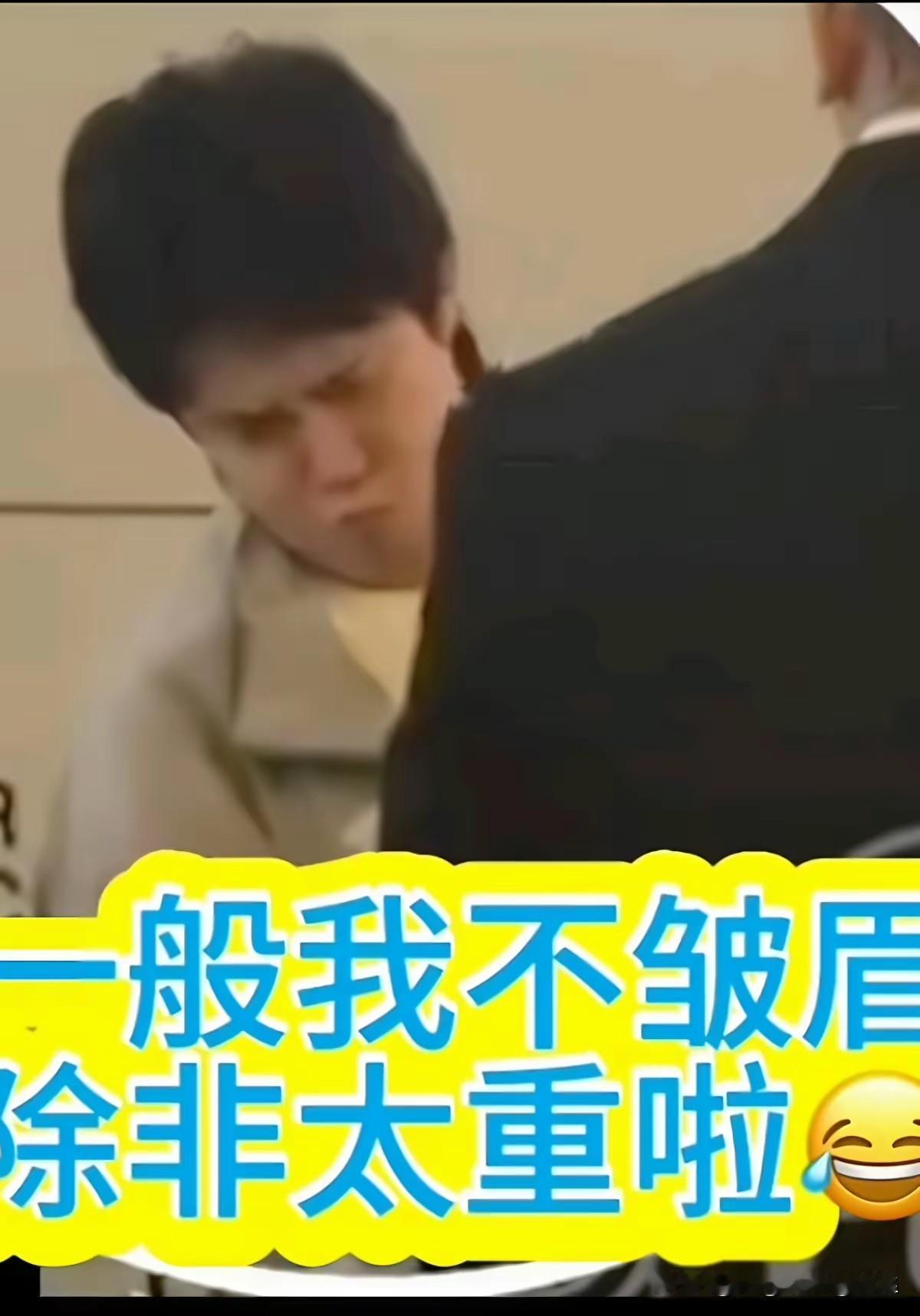 王楚钦箱子里装了多少东西啊？
夏天的衣服这么沉吗？
楚钦提行李箱，五官都在使劲。
