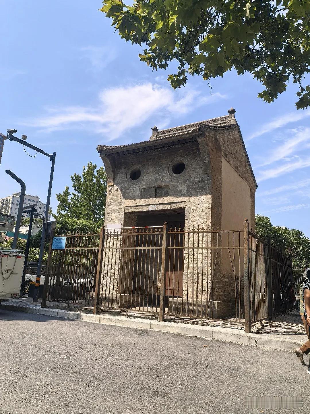 西安囧字楼，一个村庄的记忆！

在西安市莲湖区劳动北路的西侧，有一座老旧的门楼子