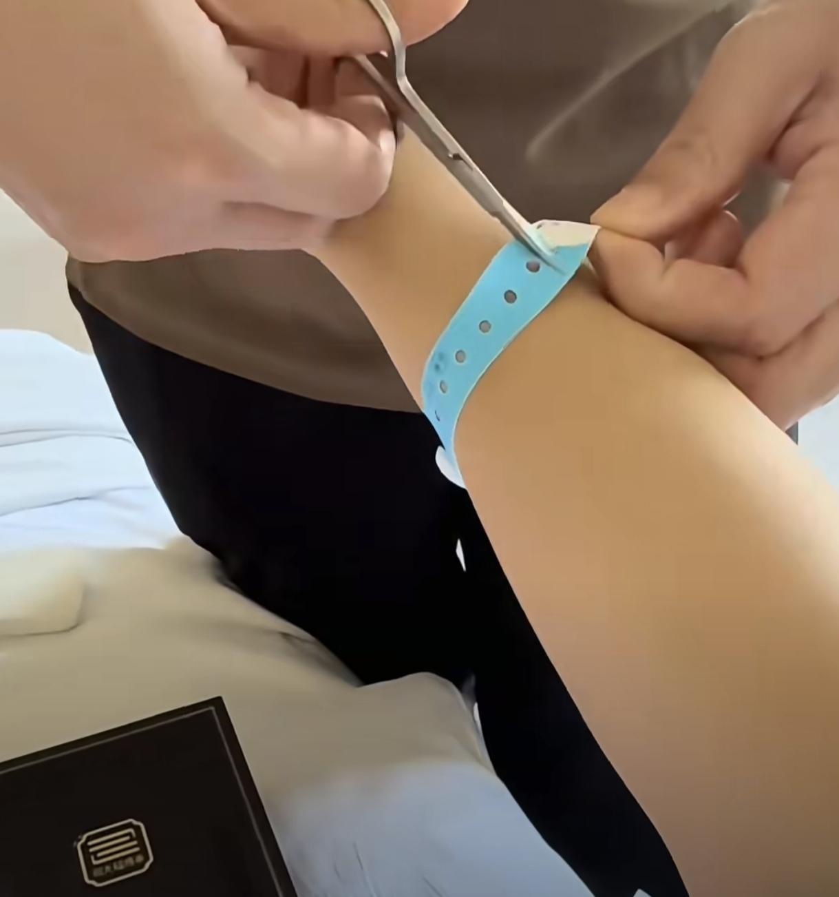 女子出产房兑奖成功，
收到老公送的
一百二十来克的金手镯一枚！女子刚出产房，丈夫