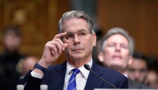 美国到现在才反应过来：原来中国从一开始就没打算掀桌子，而是顺着美元的规则，把它赖