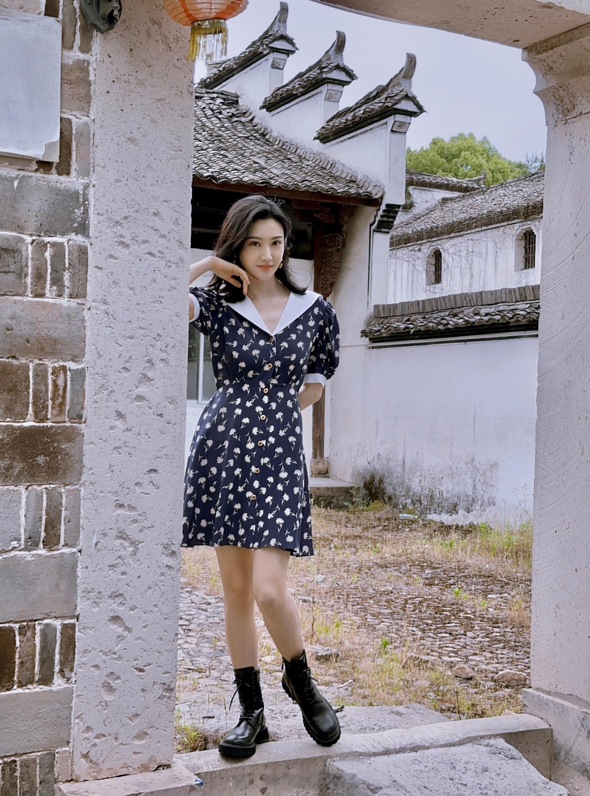 景甜露腿碎花裙穿搭 