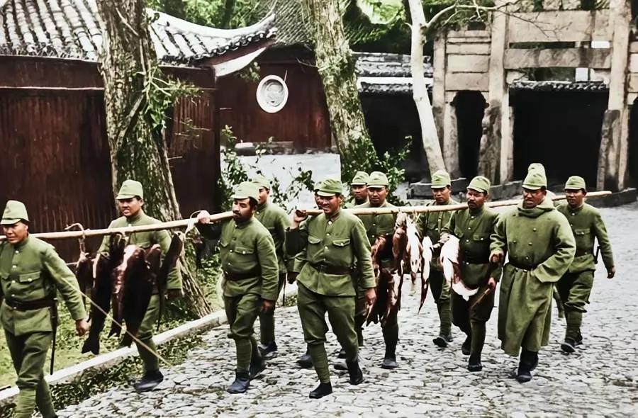 什么叫“鬼子进村”？图为日本鬼子侵占杭州时，从西湖抓上来的观赏鱼做菜。