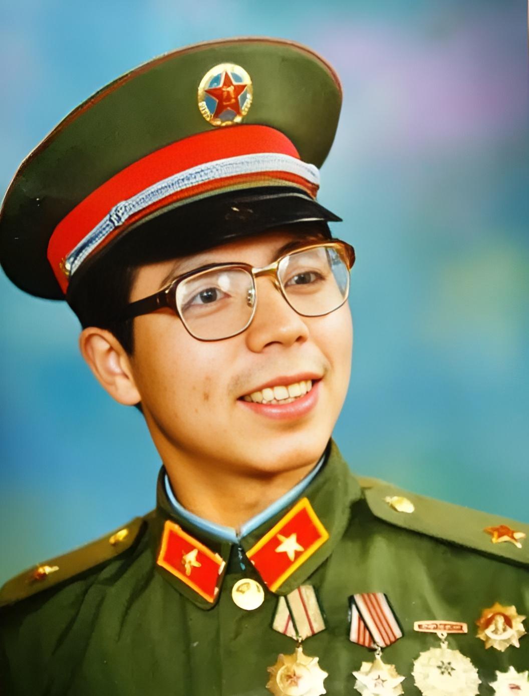 1984年，一战士意外摔落山崖，不料竟发现了敌人的指挥部，心想：来都来了，总不能