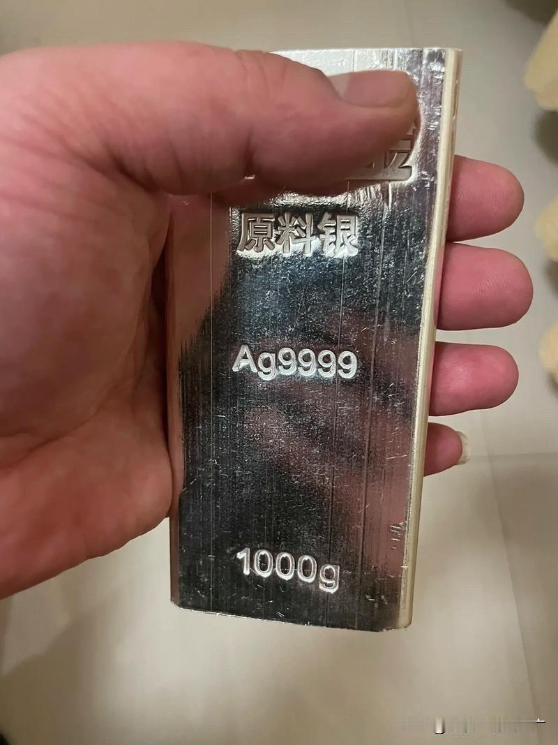 白银8块钱买的！[呲牙][呲牙]
现在亏不亏？
仔细来算2012年8块钱一克也就