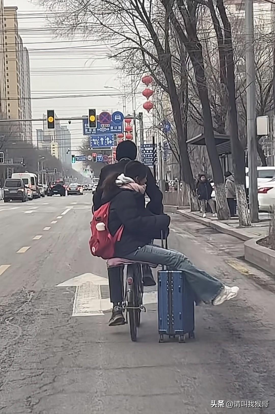 一位父亲用自己的方式送读书的女儿去汽车站，那一刻她一定感觉很幸福吧！