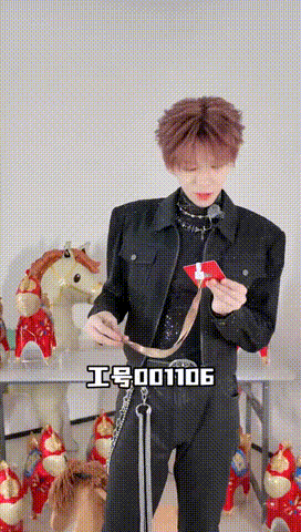 何浩楠腿长妈生的 有歌路透名场面，何浩楠另类挂工牌，木马拍照长腿抢镜，回应夸赞的