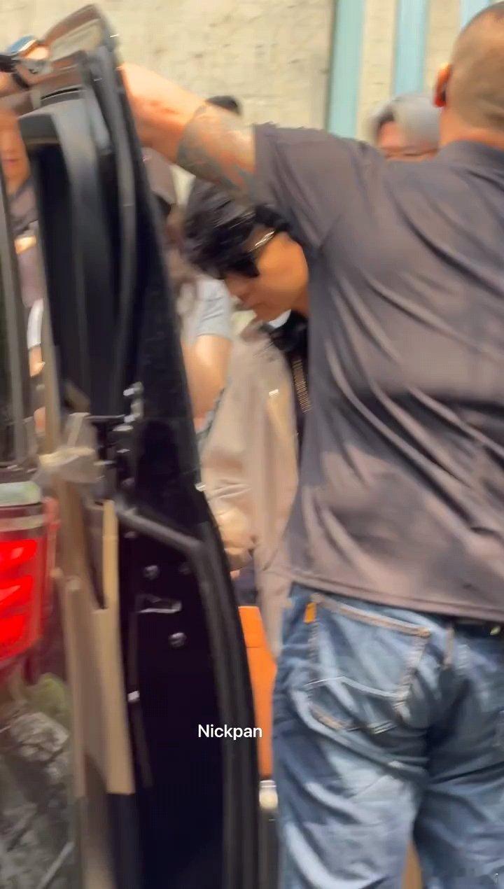 林俊杰出发鸟巢林俊杰鸟巢彩排上班林俊杰出发鸟巢，是今天吧！彩排完就要演唱会开始了