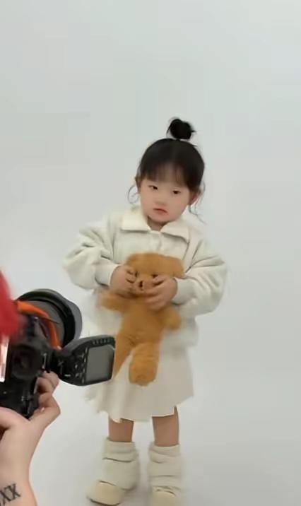 王思聪认不认，已经不重要了。他那个叫闪闪的 “女儿”，长着一张 “国泰民安” 脸