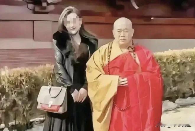 资本腐蚀之下，一切信仰都变得那么脆弱和无力。

和尚的手一旦摸上了钱，六根就很难