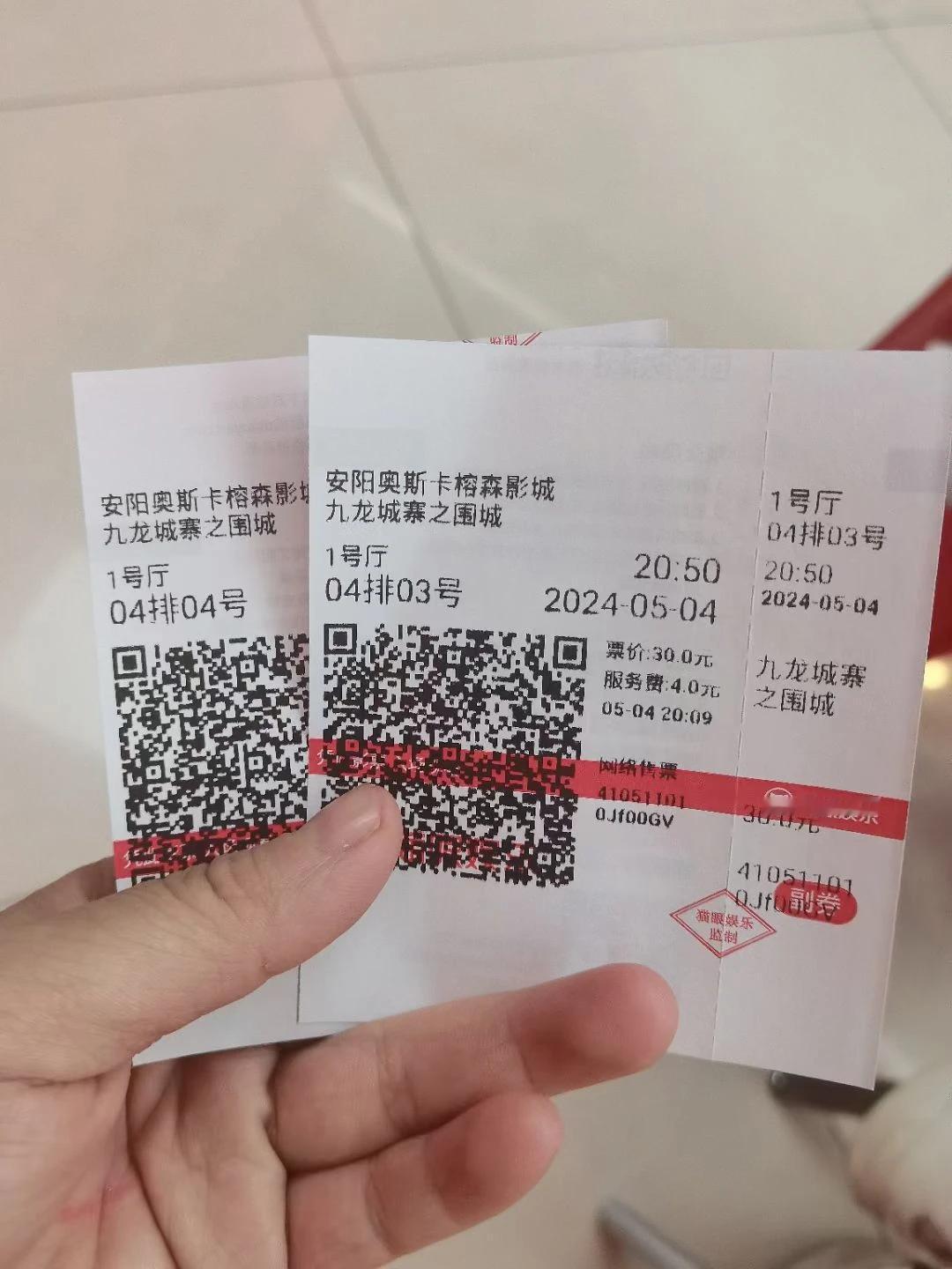 《九龙城寨之围城》，值得一看。
剧情前期，紧凑，动作戏拳拳到肉，看得人肾上腺素飙