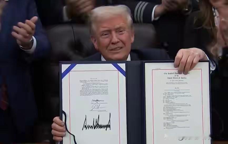 43天后美政府停摆结束，美政府雇员开始上班。特朗普签署法案，43天的闹剧短暂结束