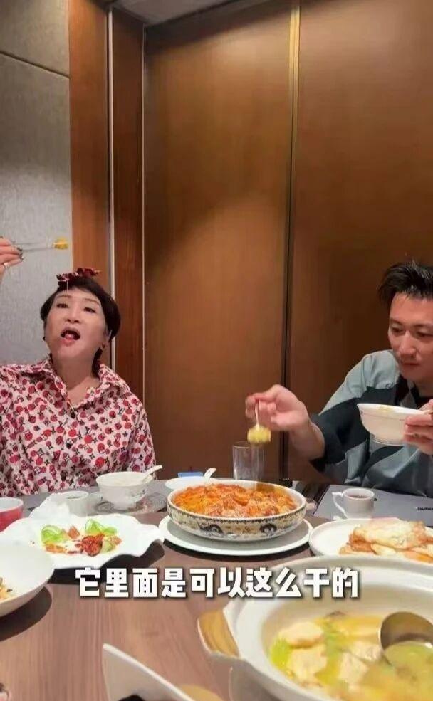 谢霆锋和爸妈吃饭，对这道菜直夸“太糯了”这组照片是谢霆锋去年过生日，和爸妈一起吃