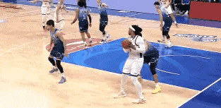 这个球，别管是不是故意的，还有什么可抱怨的？犯规，裁判员响哨子没一点毛病，没有升