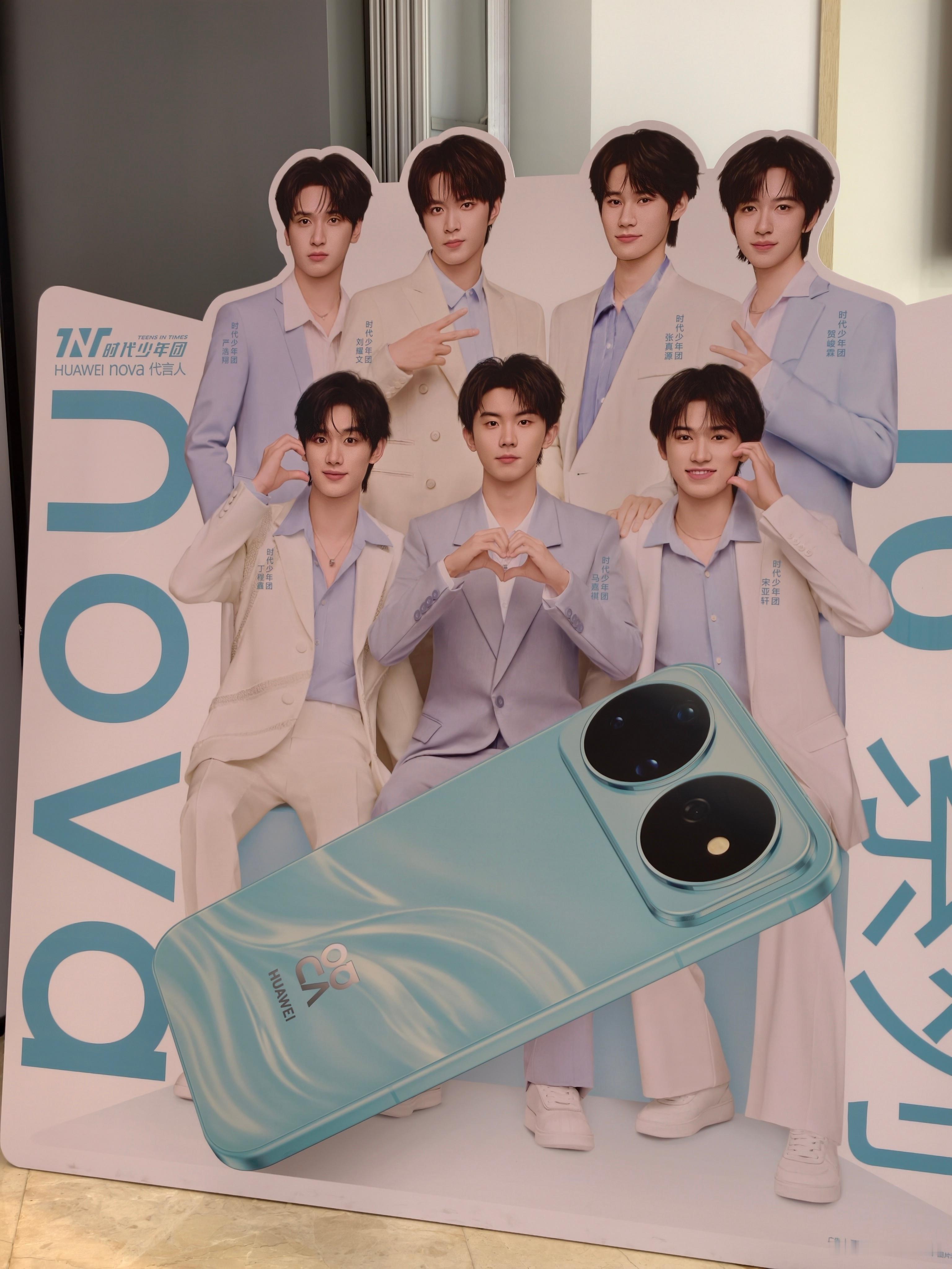 路过华为店来看看新的nova16，在室内太影响它颜色的发挥，新颜色很夏日。 
