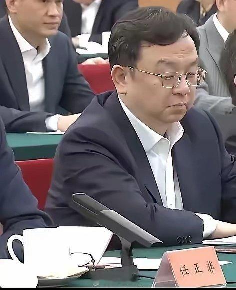 哈哈，比亚迪老总王传福这个表情火了，斜眼瞄华为老总任正非笔记的0.5秒，被镜头捕