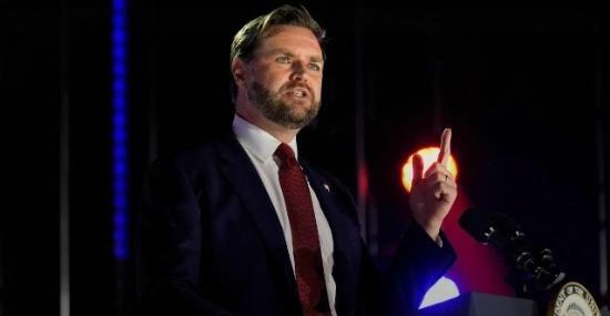 美国副总统“眼线”万斯在匈牙利议会上怒斥泽连斯基
  万斯对乌克兰元首泽连斯基在