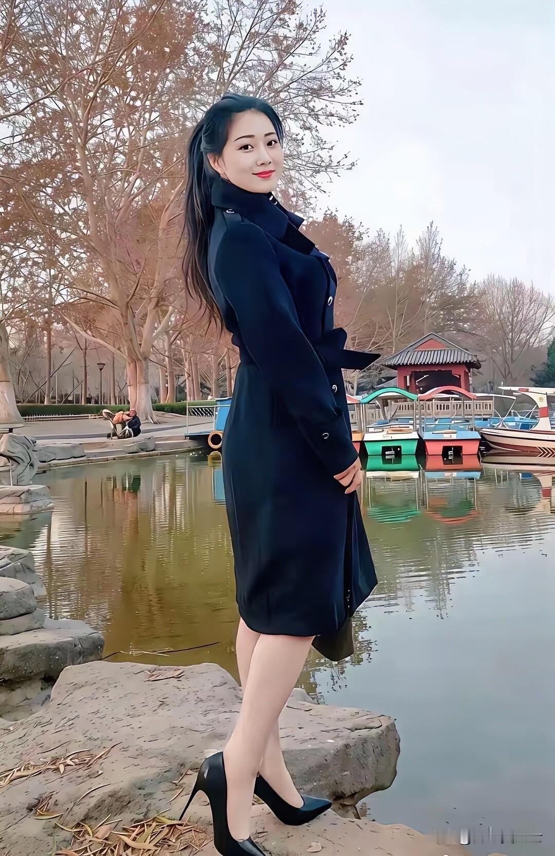 【醉花阴·心相系】
文、开心吴

棹破清宵惊梦起，月印归人履。片叶渡心舟，载得清