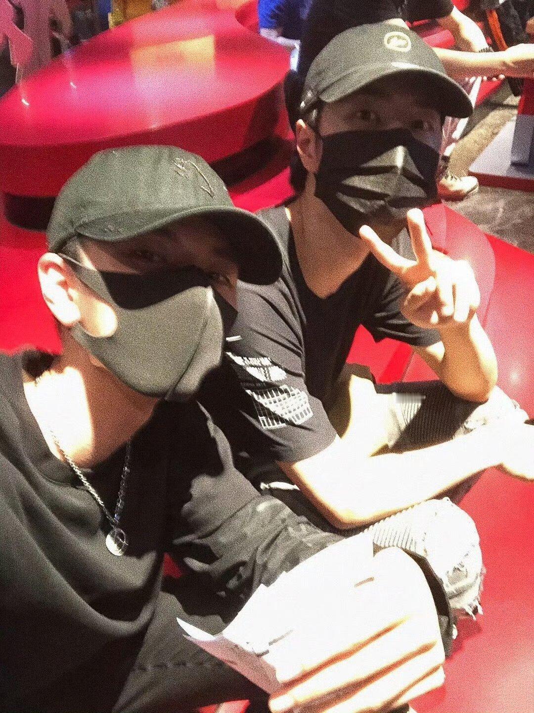 卧槽 没见过的图 是王一博和大哥一起去看电影欸