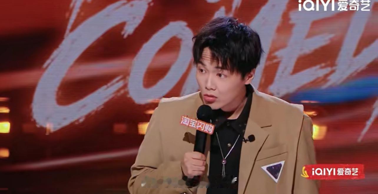 脱口秀吐槽假唱不配当歌手 唱八个小时KTV眼睛度数都涨了，姥姥以为孩子要当歌手了