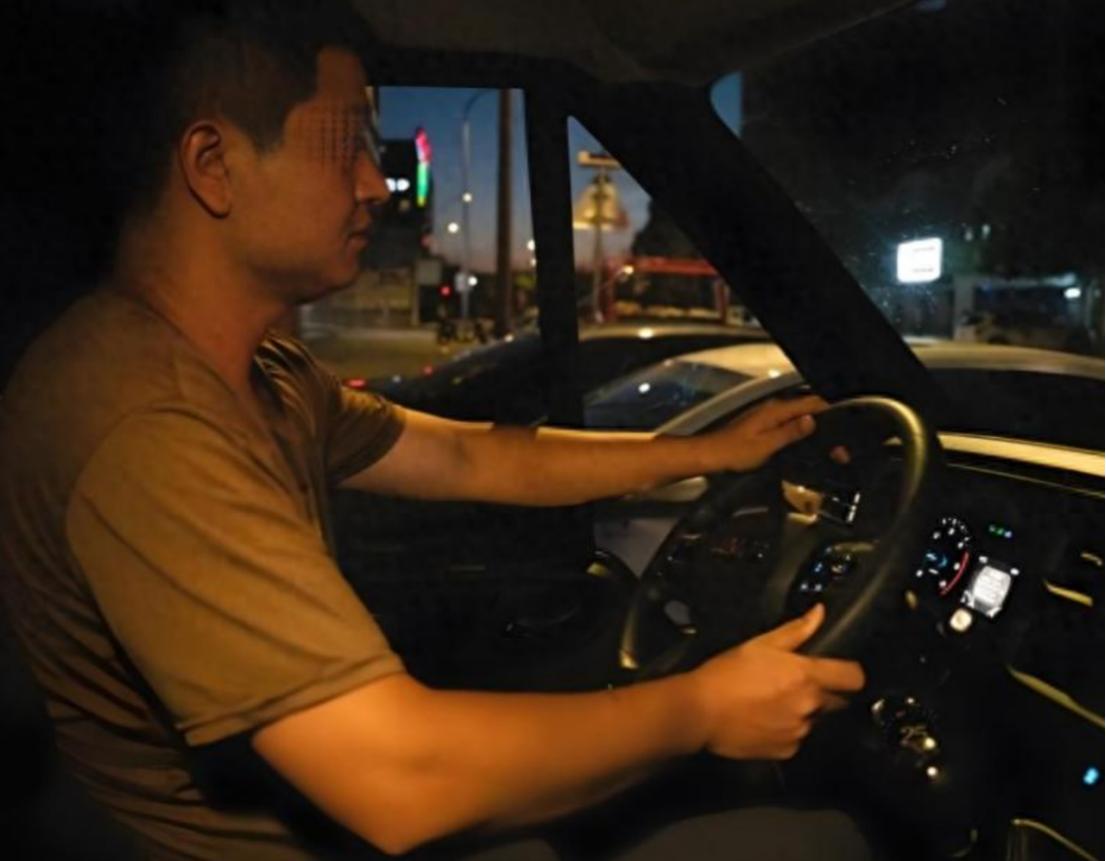 这真的合适吗？因为醉酒乘客执意下车，司机就把人留在高速上！
 
6月12日晚，江