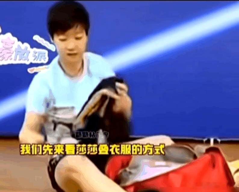 原来明星在镜头前笨拙叠衣服，都是演的。 粉丝们还在全网学那个“可爱”的叠T恤方法