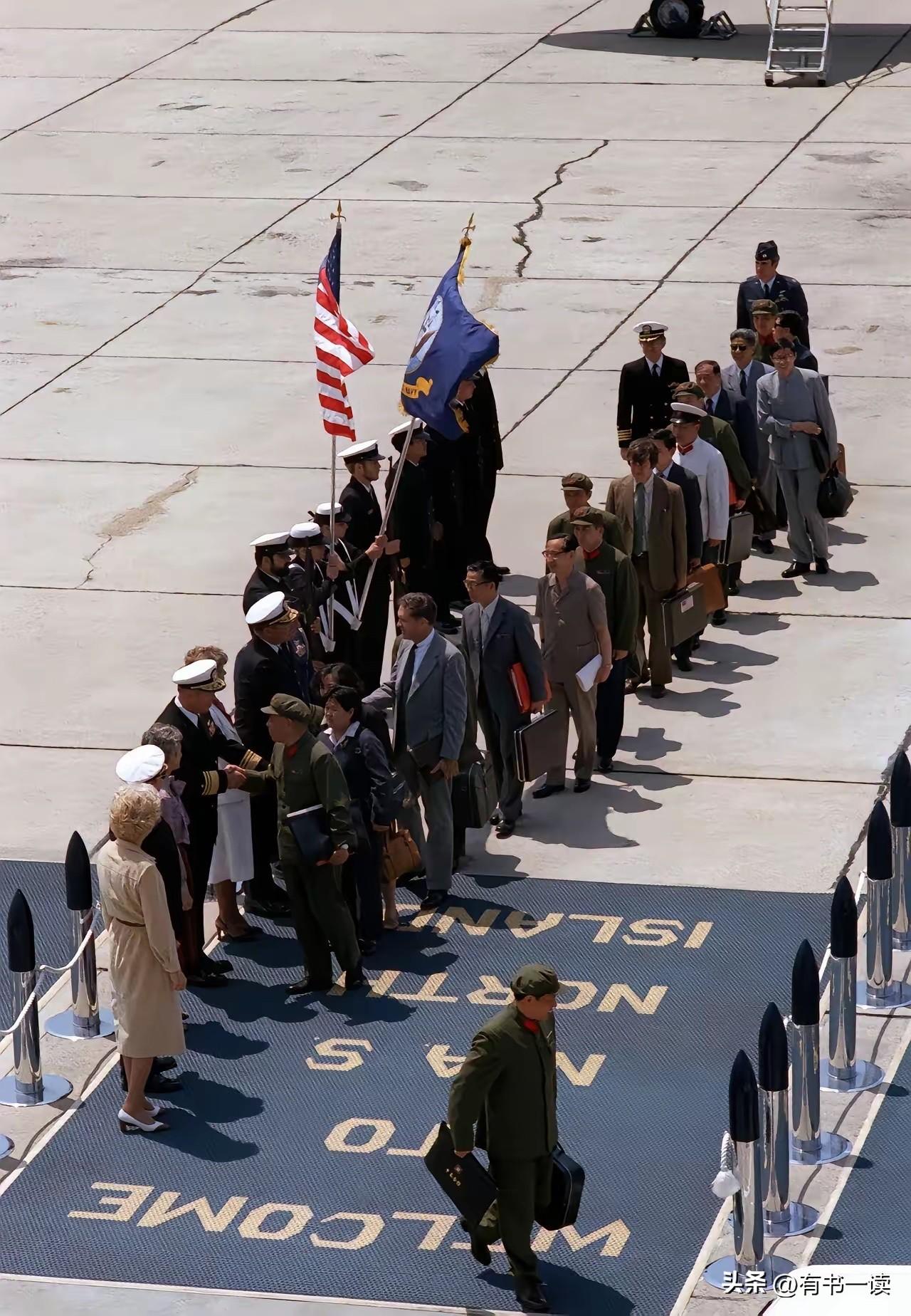 破防了！
福建舰入列时，亲手按下电磁弹射按钮的人，竟藏在1980年的老照片里！当