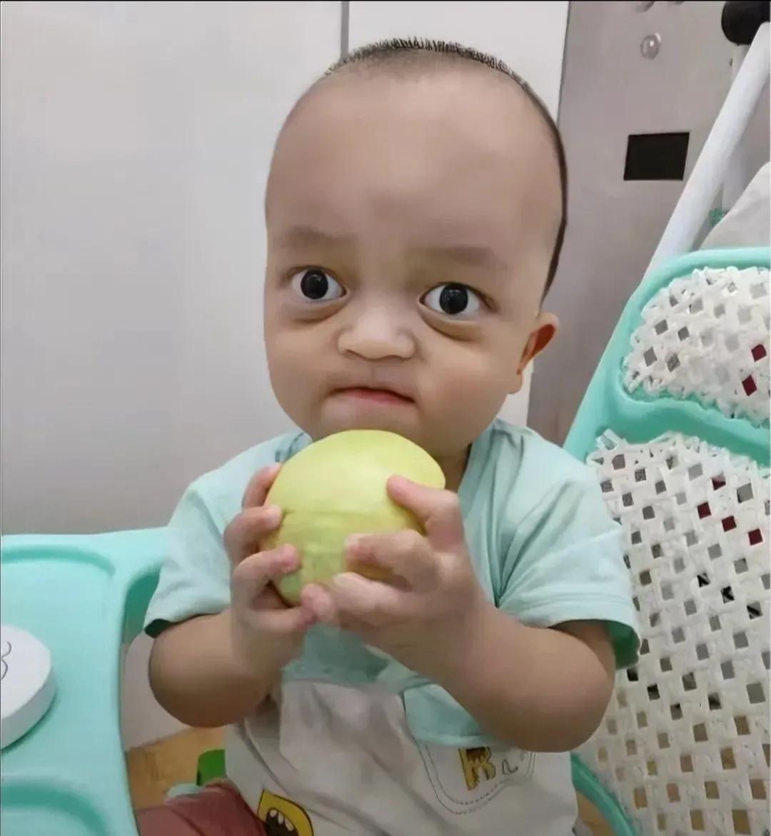 河南icon，看着孩子的眼睛，妈妈难受流泪，有一位年轻的宝妈，她的生活原本就像一