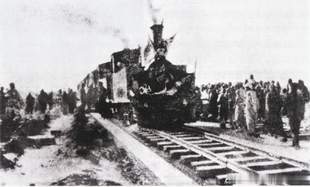 1905年8月山西正太铁路全线通车，图为首列火车抵达太原时的情形历史影像