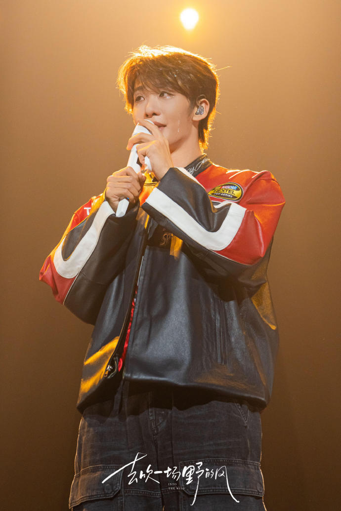 这画面简直太搞笑了！王赫野估计是被鸭子盯得心里发毛，那架势感觉下一秒就要冲进鸭圈