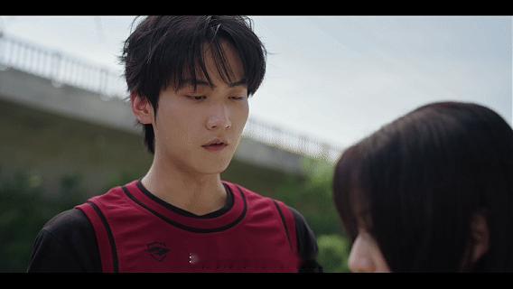 周柯宇说变坏了也没关系周柯宇你根本没开防沉迷 反复回看炽夏陆西骁护妻片段，弯腰背
