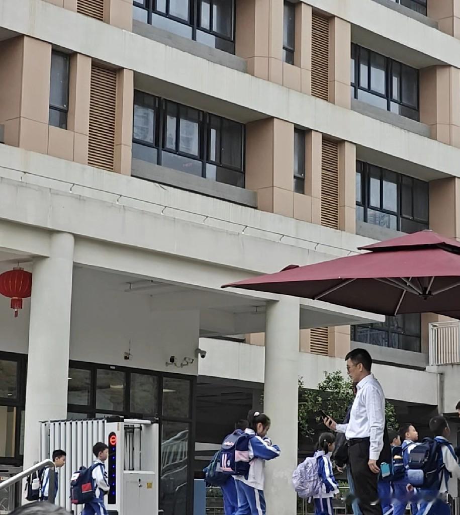 惠州学校课后延时还要收费？
今天大亚湾家小区有个邻居宝妈问我，娃上小学课后延时吗