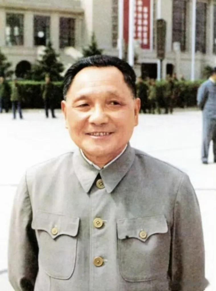 1975年的邓小平 ，时年71岁。时任中共中央副主席、中央军委副主席、国务院副总