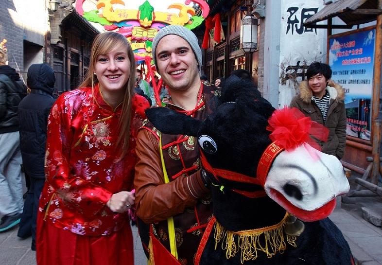 到中国过大年

 
有没有注意到，今年春节太火了！街头巷尾随处可见金发碧眼的外国