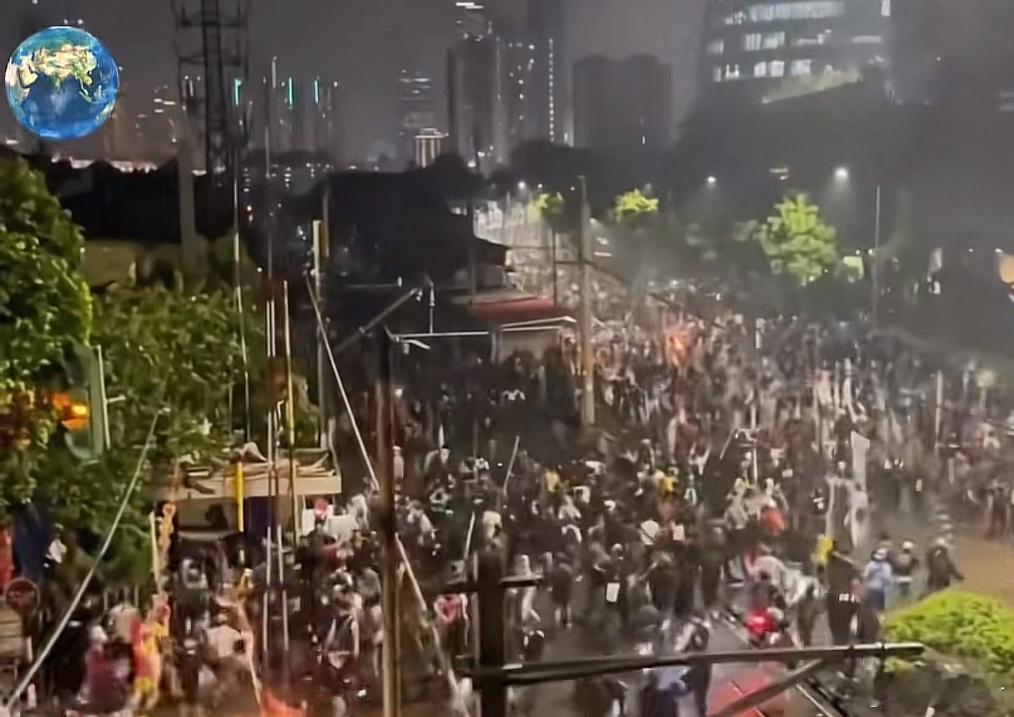 石头人的Whitemon因为签证问题无法参加TI，据了解，是和印尼现在动荡的局势