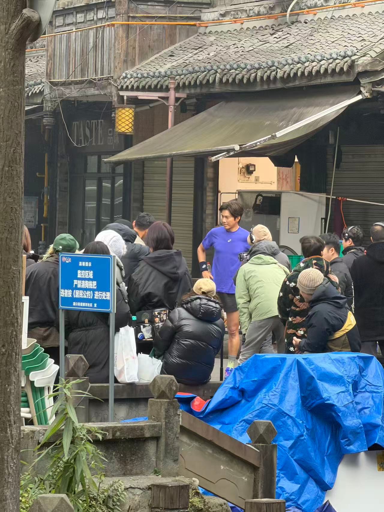 成都这么冷钟汉良短裤短袖跑步 钟汉良也太爱运动了！成都天寒穿短裤短袖跑步，生日跑