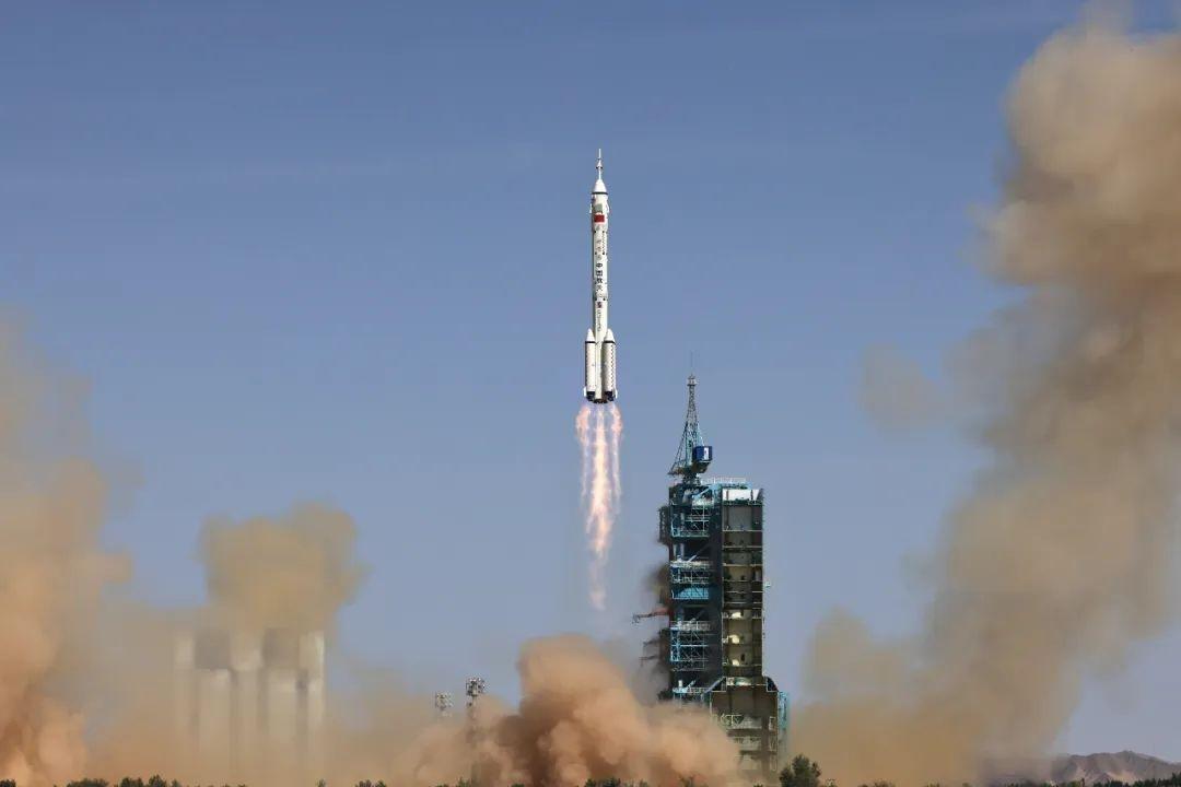 一次又一次的丑化我们；一次又一次的贬低我们；一次又一次的否定我们；一次又一次的矮