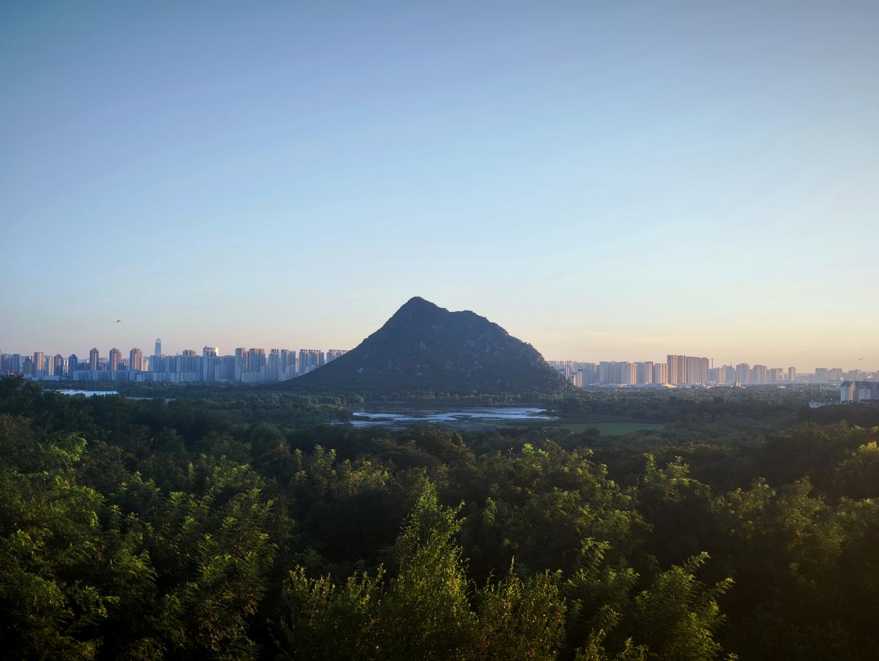 济南华山湖的风景真不错，不愧是《长安三万里》里面李白入道成仙的地方。
华山湖风光