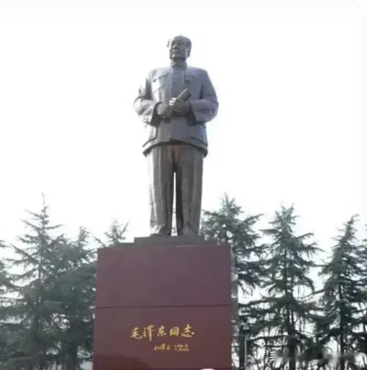今天是教员忌日，也不知该说些什么。
因为很多想说的话，未必能说得出去。想来想去，
