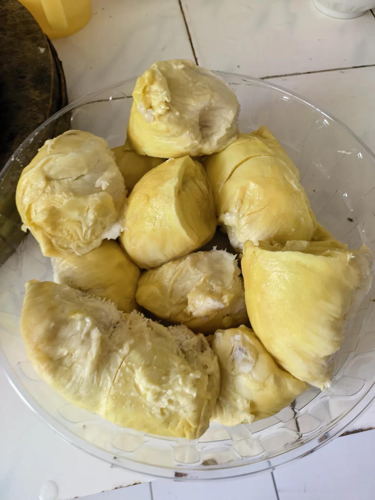 大家有没有发现今年的榴莲价格低多了。最近刚买了榴莲，发现比以前便宜太多，一个三斤