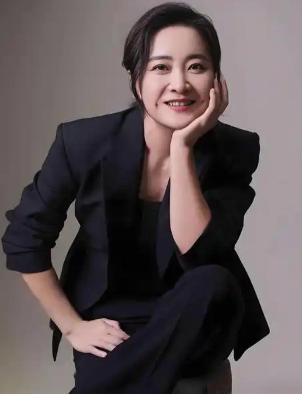 贾玲，真牛了！
最近有媒体深度复盘，披露了贾玲在电影圈的惊人商业进阶，从《你好，