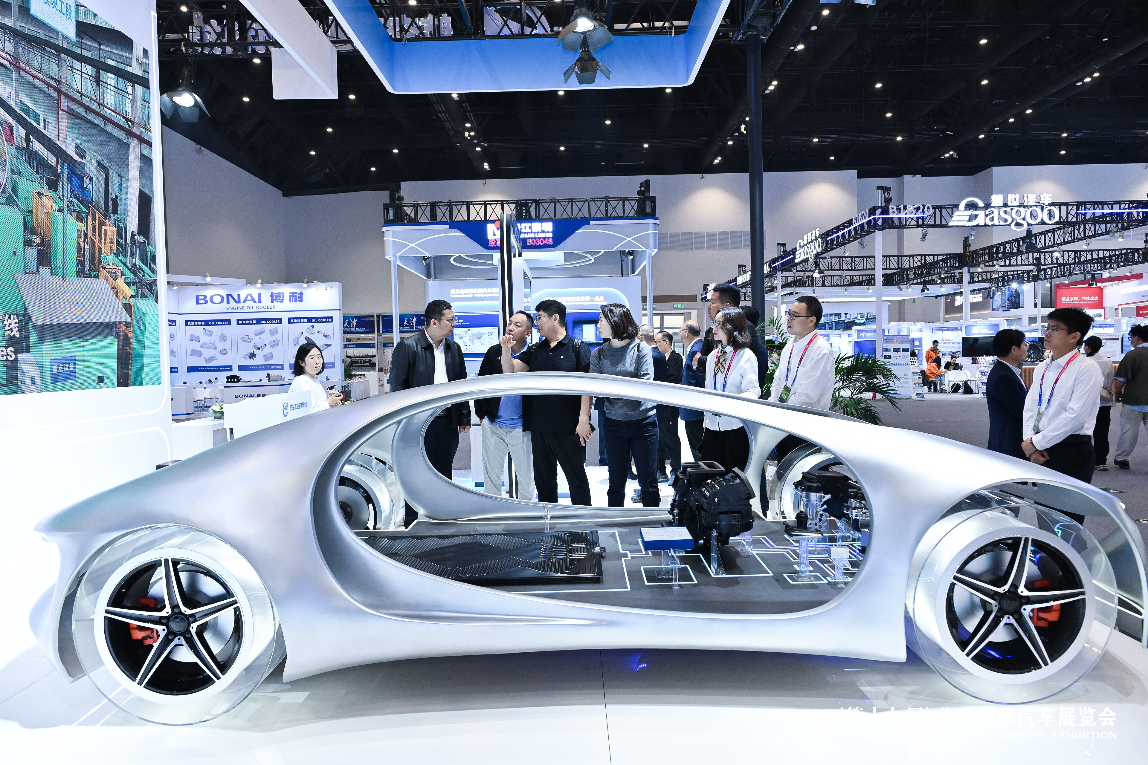 航空基因赋能汽车。新航科技携热管理集成模块等亮相北京车展，新能源收入占比超30%