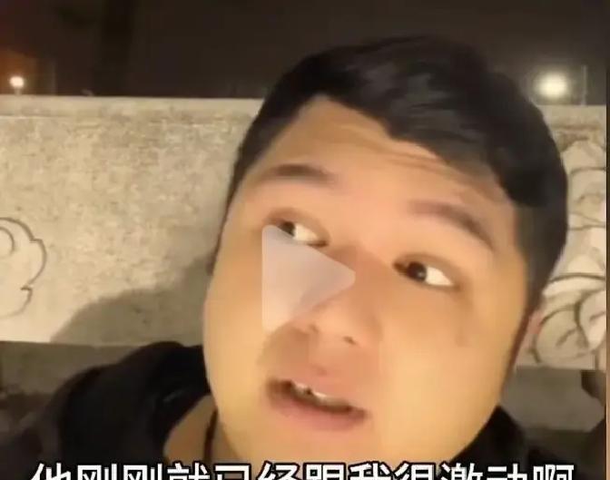 凌晨三点，老麦的电话打到了巴基斯坦。
他说想儿子，想团聚。
这通迟到了二十年的道