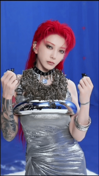 刘忻冷脸的神刘忻烟熏妆冷脸刘忻颜值杀疯全场，姐只需要略微出手就能把我轻松拿捏。真