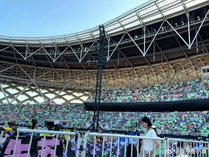 张泽禹二周年内场绿海 登陆少年二周年徐州演唱会，张泽禹绿海返图🐮 ​​​燥候亮