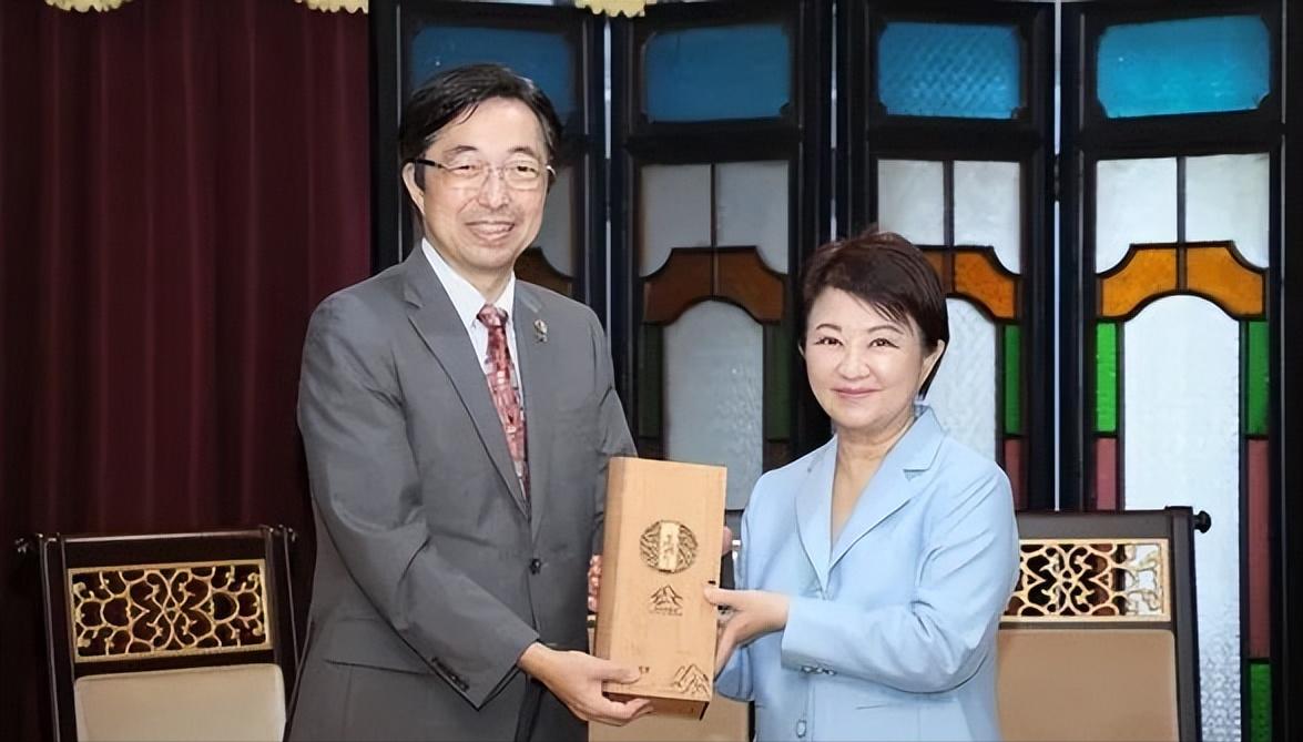 卢秀燕10万美元捐日本熊本地震！

7月28日日本熊本突发7.1级强震，当地大量