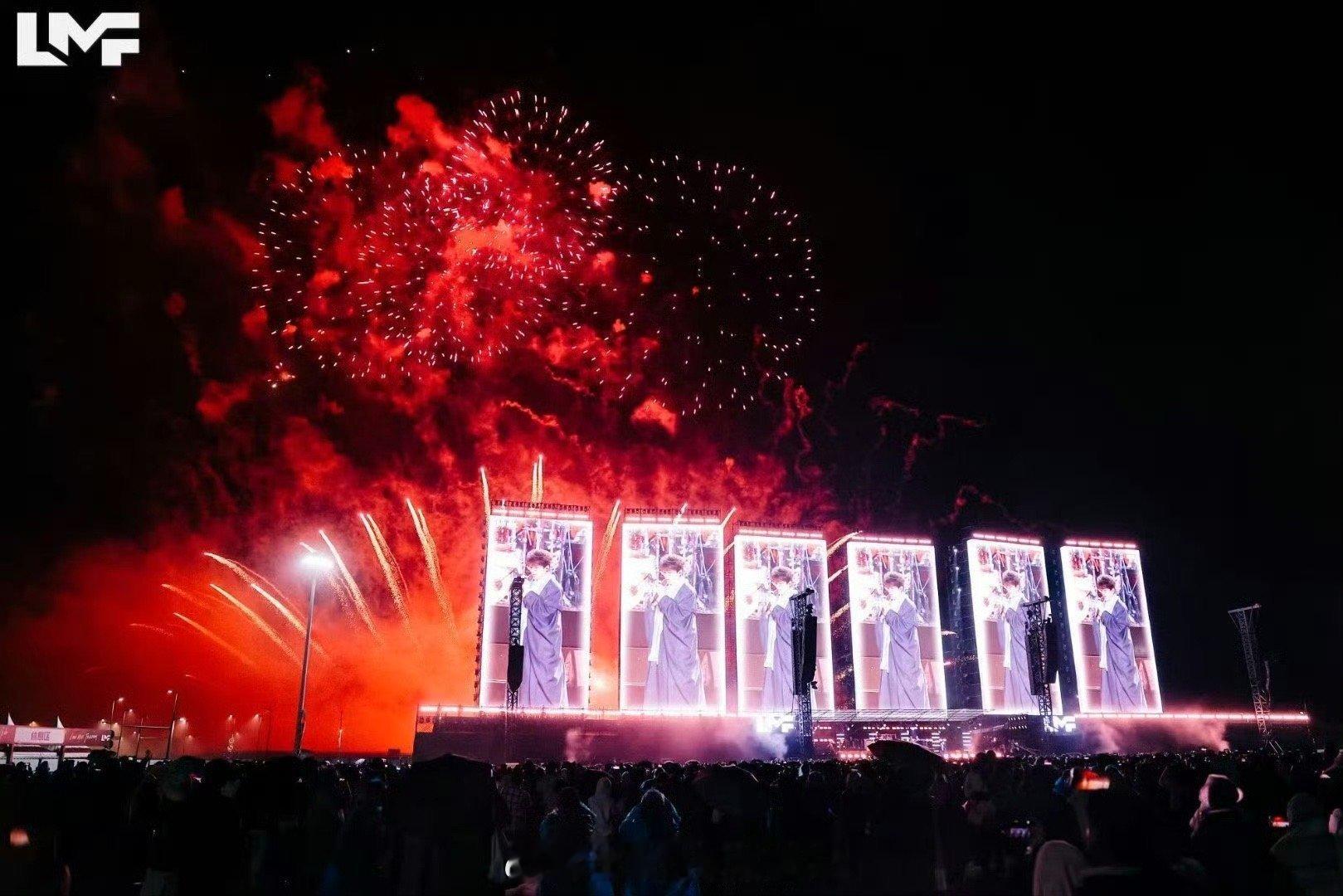 许嵩现场拉工作人员紧急开会加歌 许嵩也太懂歌迷了！音乐节唱完8首仍满足不了大家，