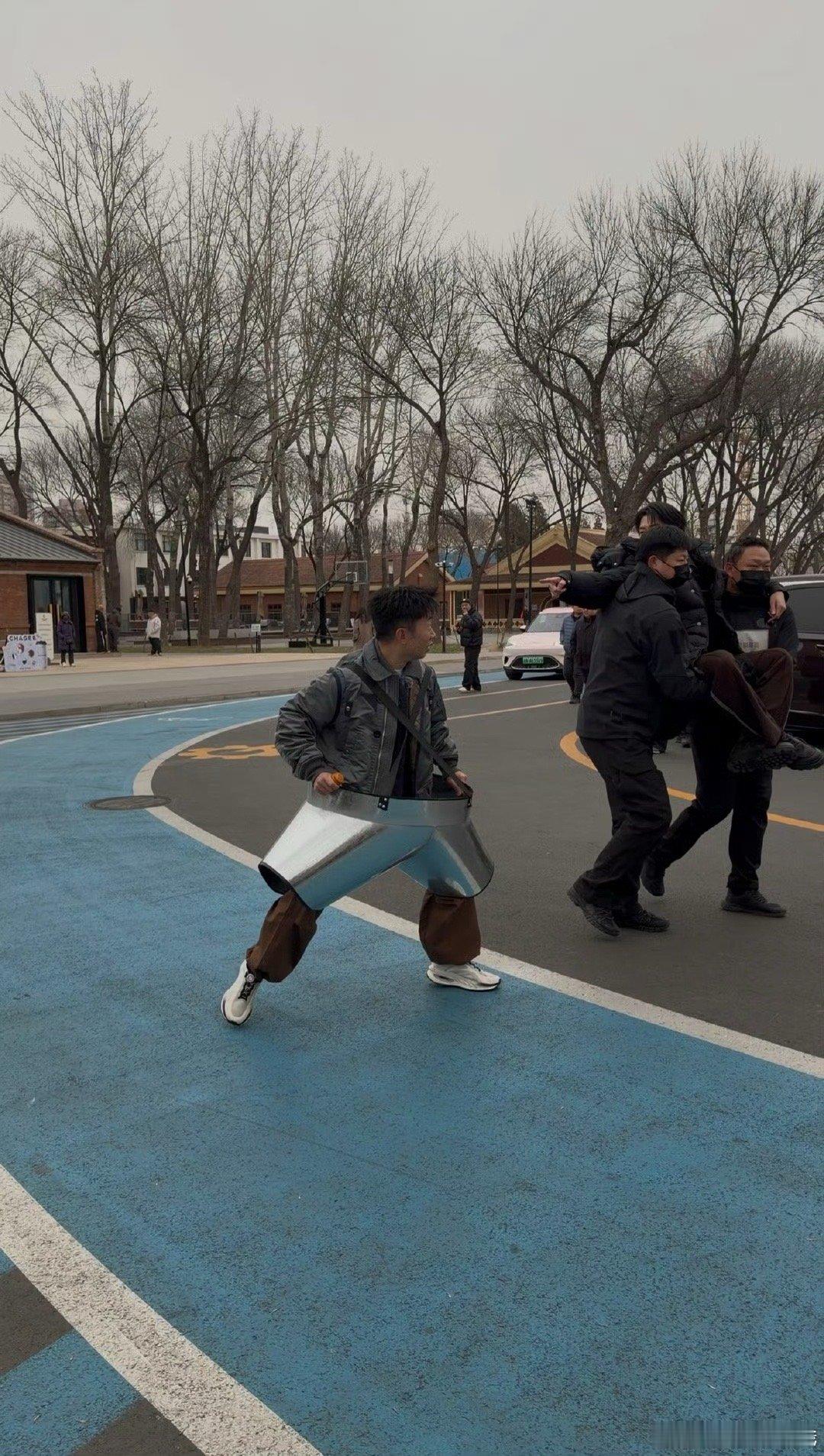 杨迪跳起来才能打到魏大勋的膝盖杨迪跳击大勋膝盖名场面，身高差梗笑到捶桌😂 